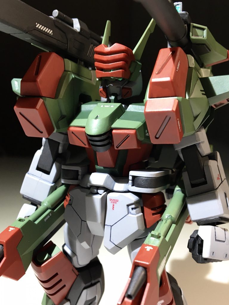 フェイスガードの奥のガンダム顔が良い。