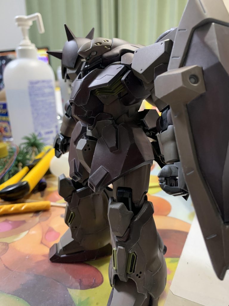 暗くするためにミスターカラーあずき色をベースに、調色して黒立ち上げのグラデーション塗装で仕上げました