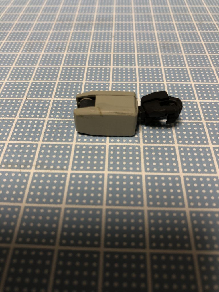 塗装が終わり、墨入れをしたのですが左腕の関節近くが割れました😂タミヤの墨入れ用エナメル塗料で墨入れをしたのですが、それが良くなかったようです。以後はガイアノーツのエナメル塗料で行うようにします(ネットで調べたらそちらの方がいいらしいです。拭き取るときの溶剤はジッポライターのオイルで代用しています)。