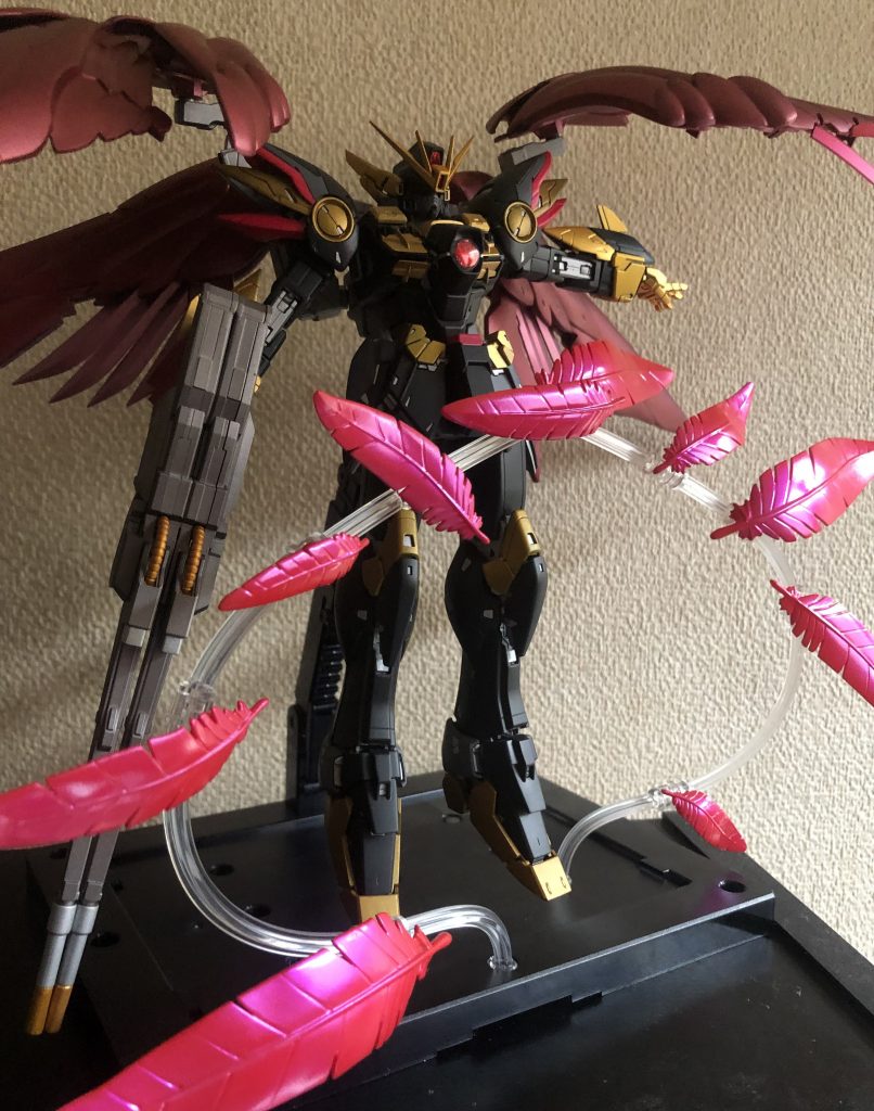 RGウイングゼロのディスプレイ用にプレバンから出たセラフィムフェザー、1/144よりむしろ1/100サイズとの方がしっくり来るのでは？と思い使ってみました