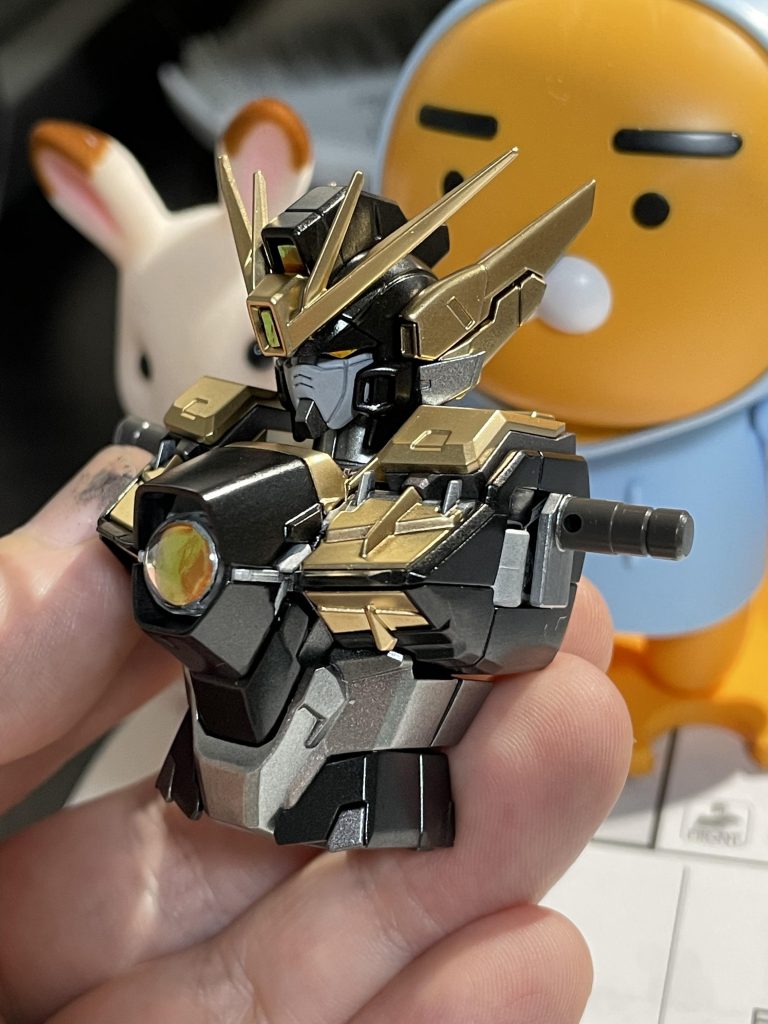 塗装はエアブラシを使って、最初は全部光沢の黒で塗ってその上からそれぞれの色を塗りました👨🎤なので全体的に光沢が出た気がします🐷