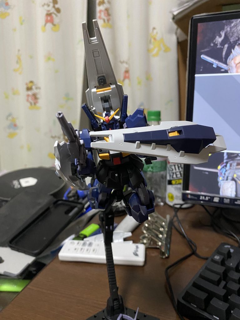 部屋が汚いですが台座を使ってスラスター撃ちの写真です