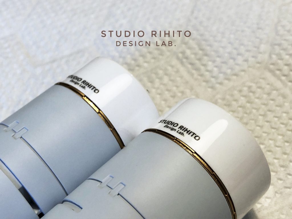 艶々とマットの質感の違う塗装仕上げ。ゴールドは接続部風にタガネで互い違いモールドを彫り込んでいます