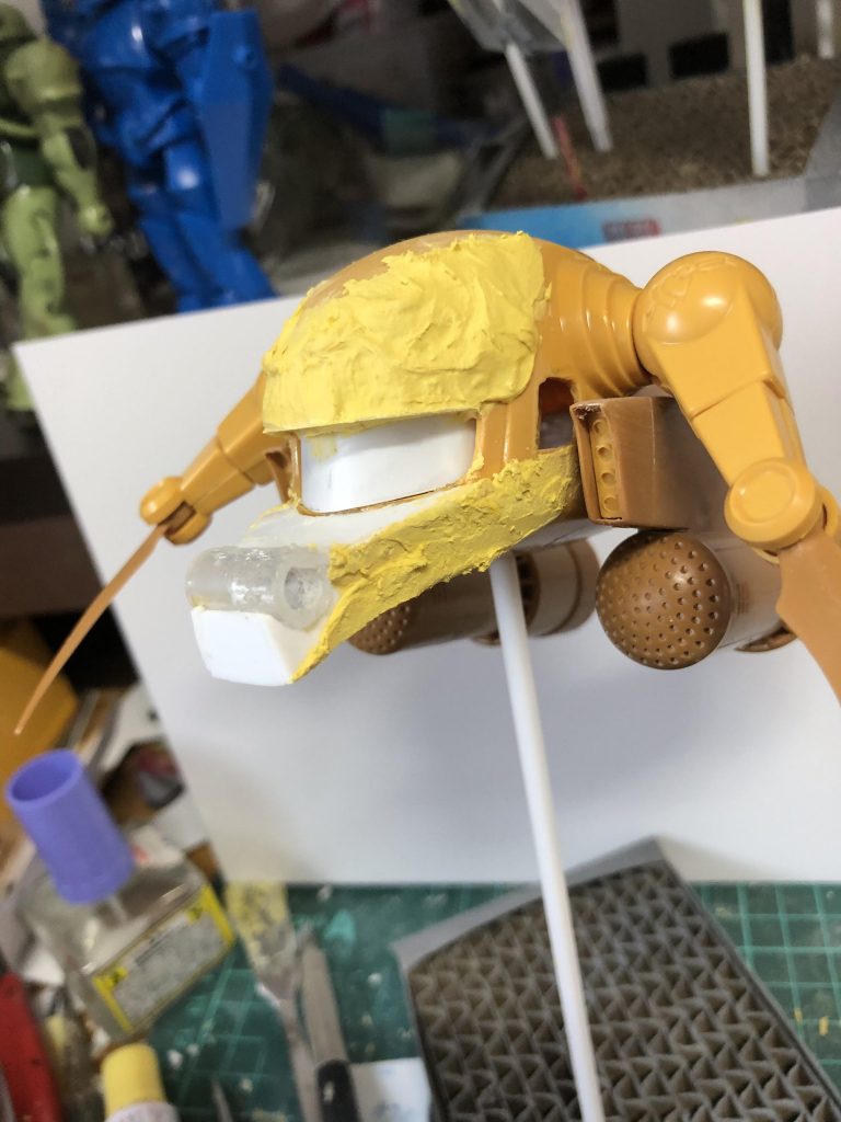 ポリパテを塗ったらザクの顔に見えてきました笑笑