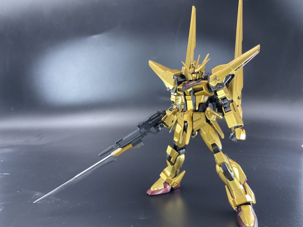 スサノオモードが無い状態。このバインダーはアイズガンダムですが、敢えて上下逆に取り付けており、待機状態は同じ金色仲間の百式を意識してみました。