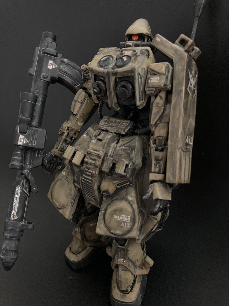 長尺ライフルやラケーテンバズを腕で安定してホールドする為、第3関節を設け手長にしました。