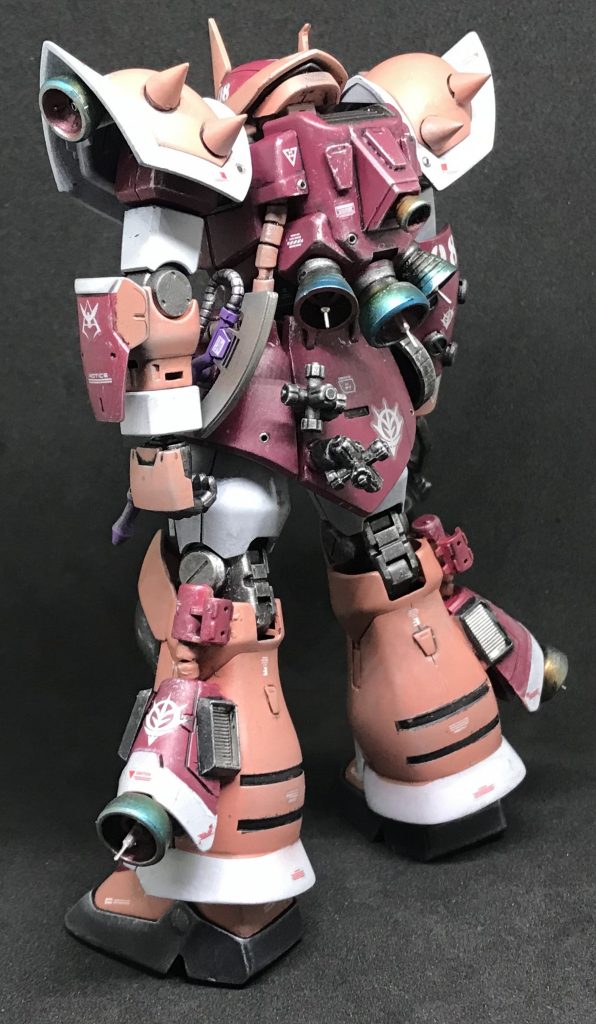 リアアーマーのヒートダート取付部はクラッカーを取付できるように加工。左腕小型シールドはコトブキヤのエクスアーマーを使用。