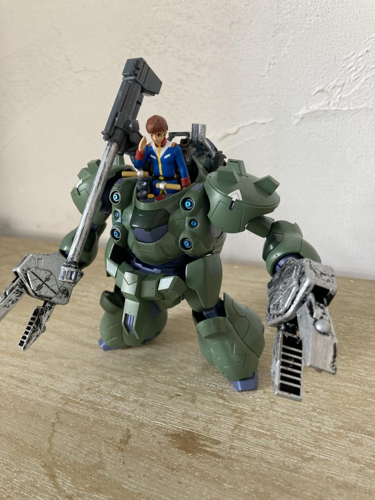 中をくり抜いてハロローダーからワークアームを拝借しました。