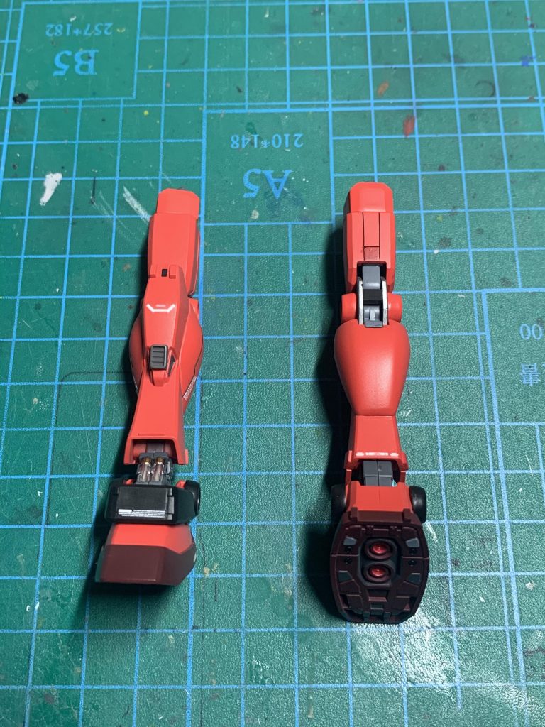 両脚はこんな感じ関節パーツと足首のシリンダー部分と足裏の塗り分けをしました