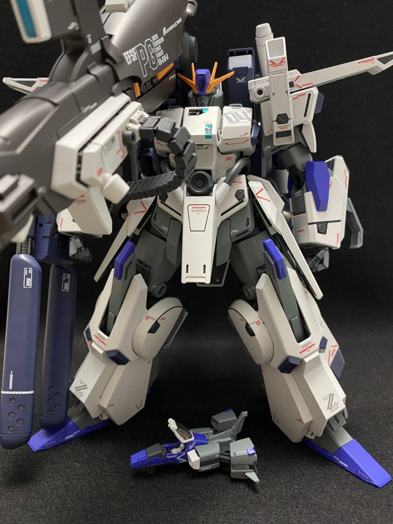 正面。武装モリモリ過ぎてマッチョに見える。