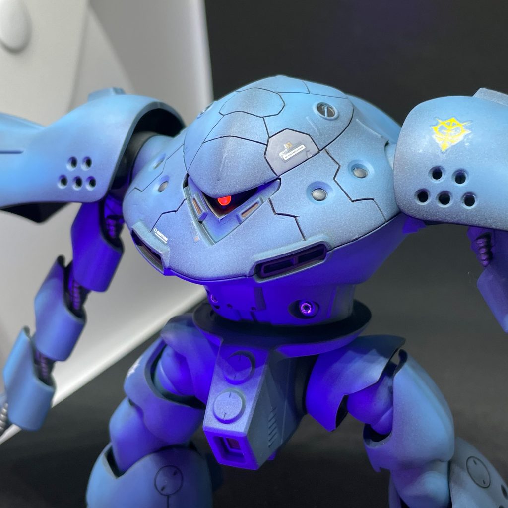 モノアイは蛍光塗料で塗ってあるので、ブラックライトで「ピカー！」っとなりますｗ頭のモールドは0.15mmで彫っています。(アップにするとガタガタです・・・)