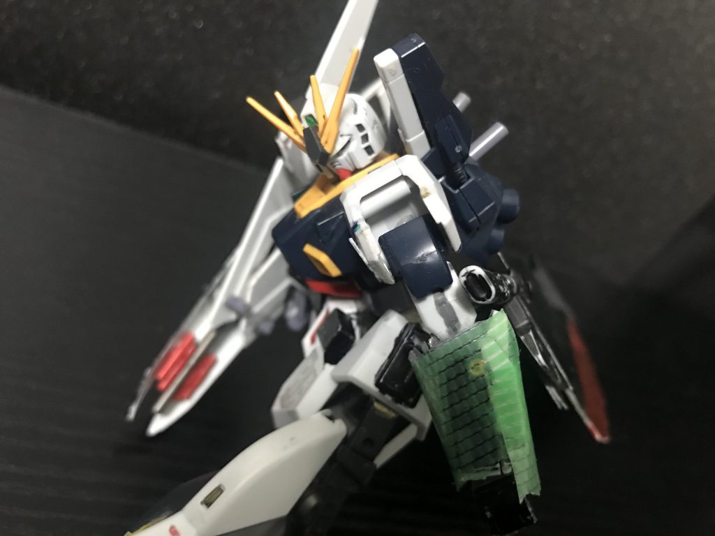 νsガンダム「これですか?拾い物ですが…いります?」νsガンダム「ヨイショ…重かった…」腰にマウンドさせてあった大剣を下ろしマークスリーに見せる