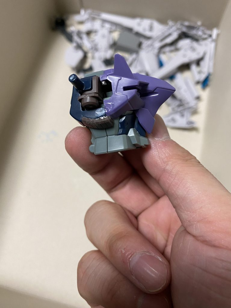 シナンジュ・スタインのボディにテルティウムの胸部を無理矢理はめ込んでいます。