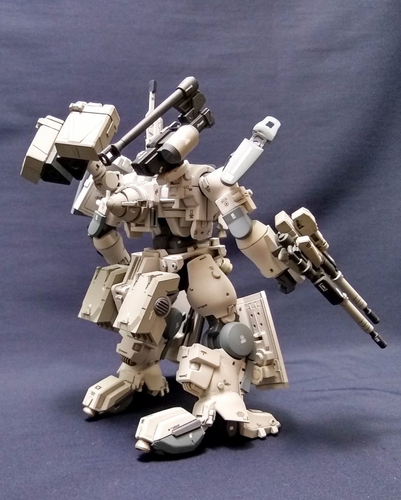 ティエレンの足を短くしたらアーマード・コアぽくなるのでは?から組んでみたので、足にスラスターを付けてホバー走行を基本とするみたいな設定です。そこからGNドライブ対応なら世界観と合うかなと思います。ビームサーベルはナックルガード付きでシールド裏に装着、右肩のディフェンスロッドはボールペンのクリップから作りました。