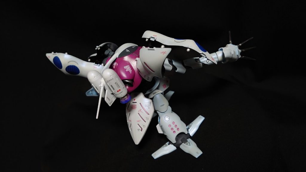 スタイルを変える予定はなかったんですが、腰に自然な形でファンネルをつけるにはどうしてもスペースが狭く、キュベレイの胴体を加工して繋げてから接続しました。