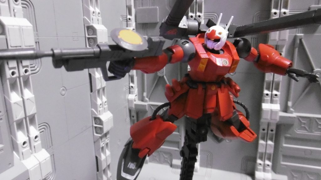 種撃ち。角度調整中にアクションベースの固定部が折れて、慌てて接着。種ザクにはベース接続穴が無いため、本体をあまり重くしなくて良かったです。