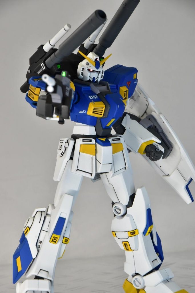 主兵装はビーム・ライフル、300mmキャノン砲、4連装グレネード、60mm頭部バルカン、ビーム・サーベル等