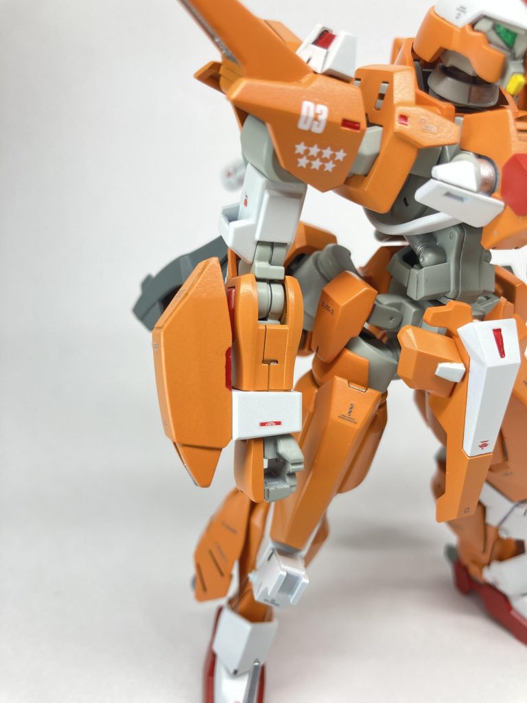 シュヴァルべのフロントアーマーをベースに、内部をくり抜いたりプラ板で塞いだり、削り込んだりと見た目に反してかなりのしんどさでしたw