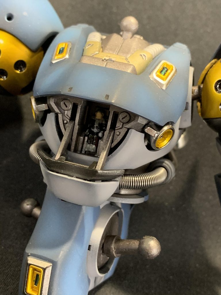 組み立てたら見えなくなりますがパイロットも塗装してます。腰の動力パイプをスプリングに置き換えてます。