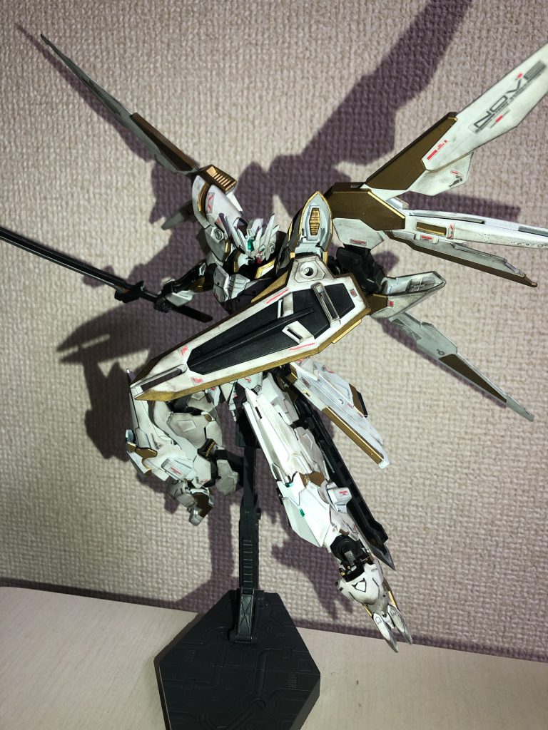 腰に装備した大剣から太刀を取り出すことも出来ますし、