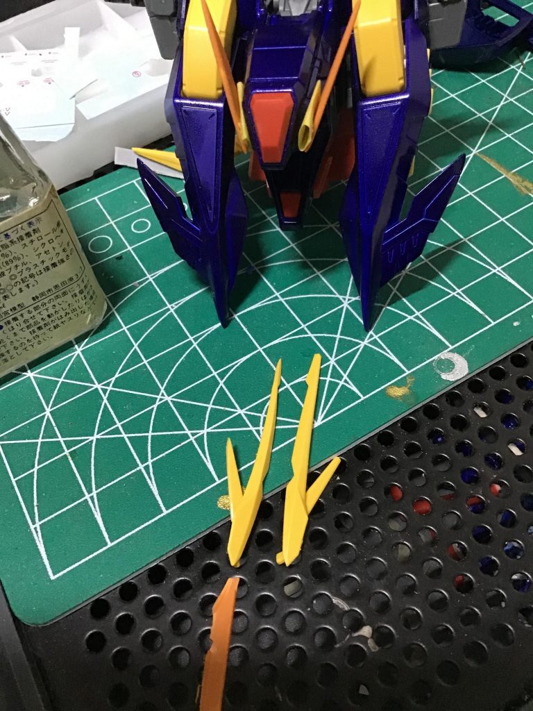 頭部アンテナの削り工程。右がキットそのまま。左が削り後。小説のイラストだと、途中でキュッと細くなる部分があるので、注意しつつ細く削ってます。