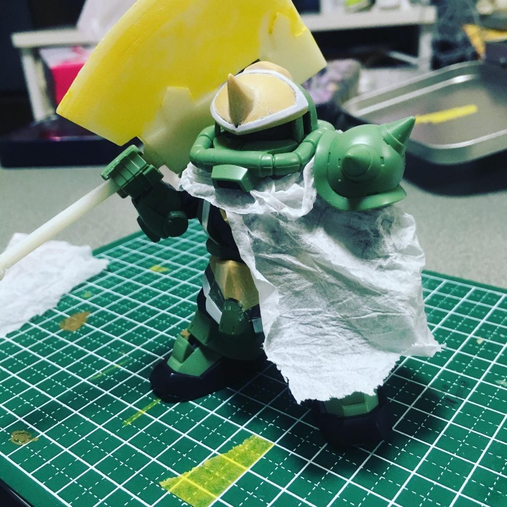 三年ぐらい前に撮った写真です。マントはティッシュを加工して作ってます。武器は3Dプリンターでベースを作ったものを加工してます。