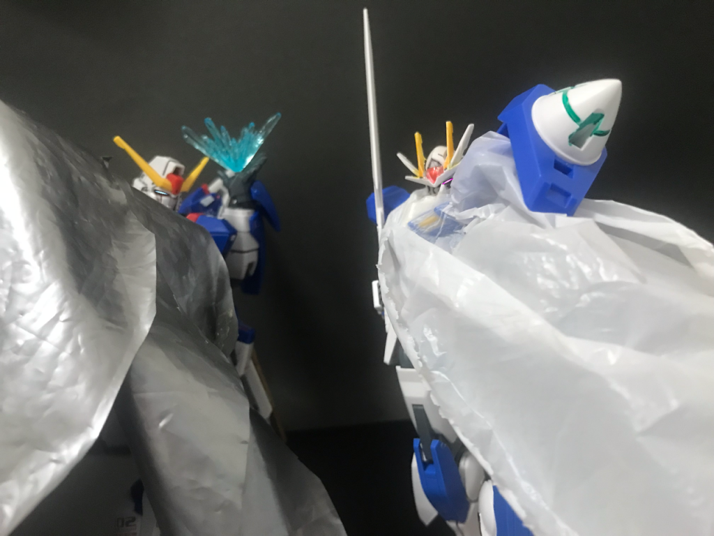 ディスティニー「久しぶりだな、どうだ？　俺たちが…ゴホン私たちが　作った！殺戮ロボット！」ディジェ「名前適当だな…」νs「あなたがデェスティニーです？」ディスティニー「俺の名はディスティニー、デェスティニーじゃ無いからな！」ディスティニー「俺らの殺戮ロボットすげーんだぜ？version3.1.5では　殺戮ロボ自身が見たデータを真似して形にできるって言う！」ダブルオー「言うなよ」ダブルオー「ん？3対1ってズルない？」ディスティニー「うん！おれもいるよぉ？」ダブルオー「ディズテニー！」