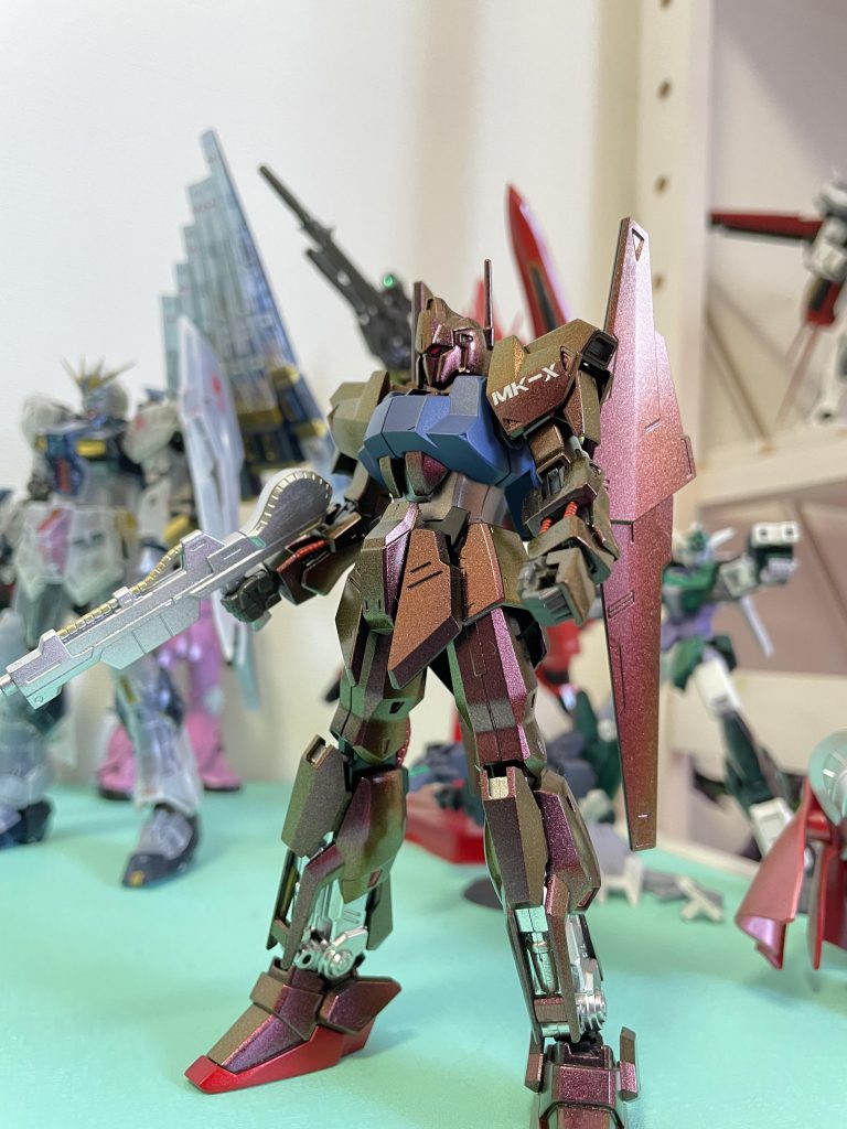 日が当たると鈍いゴールドになったり、黒鉄色っぽくなったりします👍