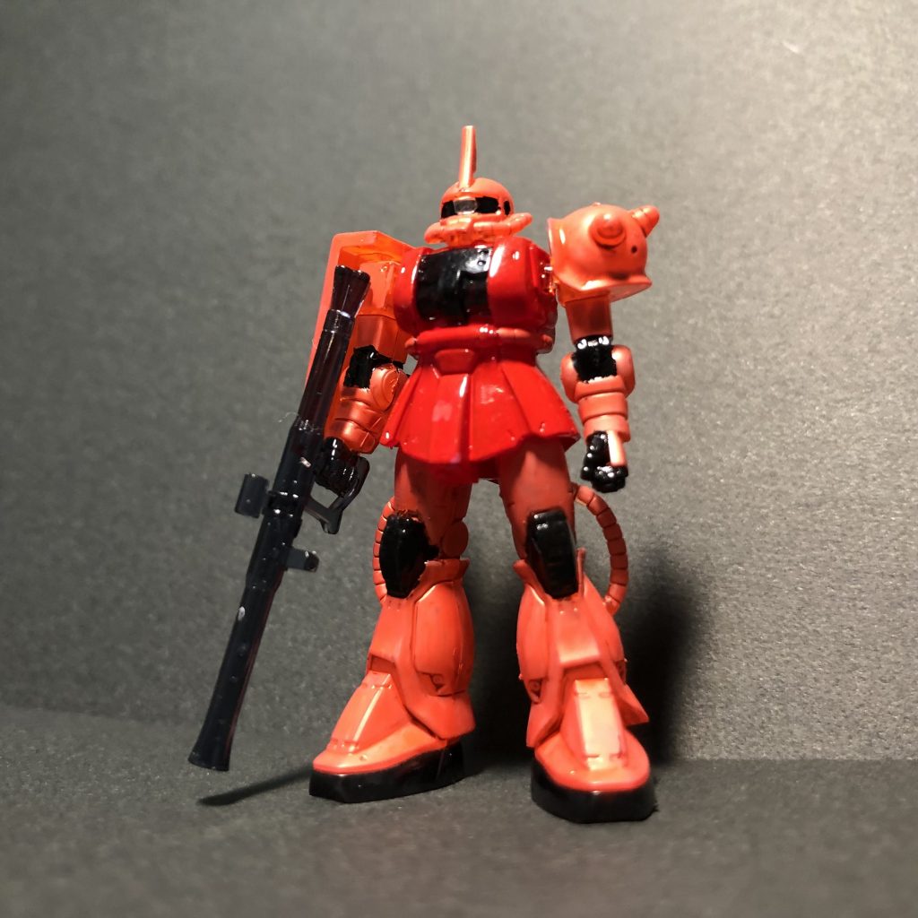 善次役のシャアザクは、カップヌードルに付いてたオマケガンプラを筆塗りで全塗装して作製。ガンダムマーカーのシャアピンクの発色がよくて感動しました。(あとM r.カラーの黒・赤・黄・黄土色があれば、たいてい何とかなる。)