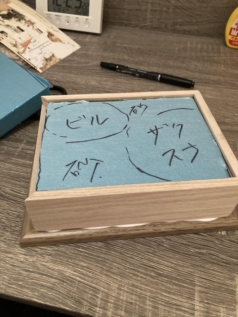 土台には百均の額縁やスタイロフォームを使用しました。