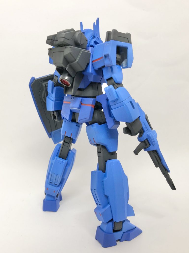 リアビューです。ランドセルのサーベルラックを何かのパーツに置き換えてデータバンク的なものにしました。各所にレッドを差し色することでBD1の意匠を十分に引き継げた気がします。あとわかりにくいですが青は2種類使ってます。もうちょい色味に差をつけてもよかったかもしれません。