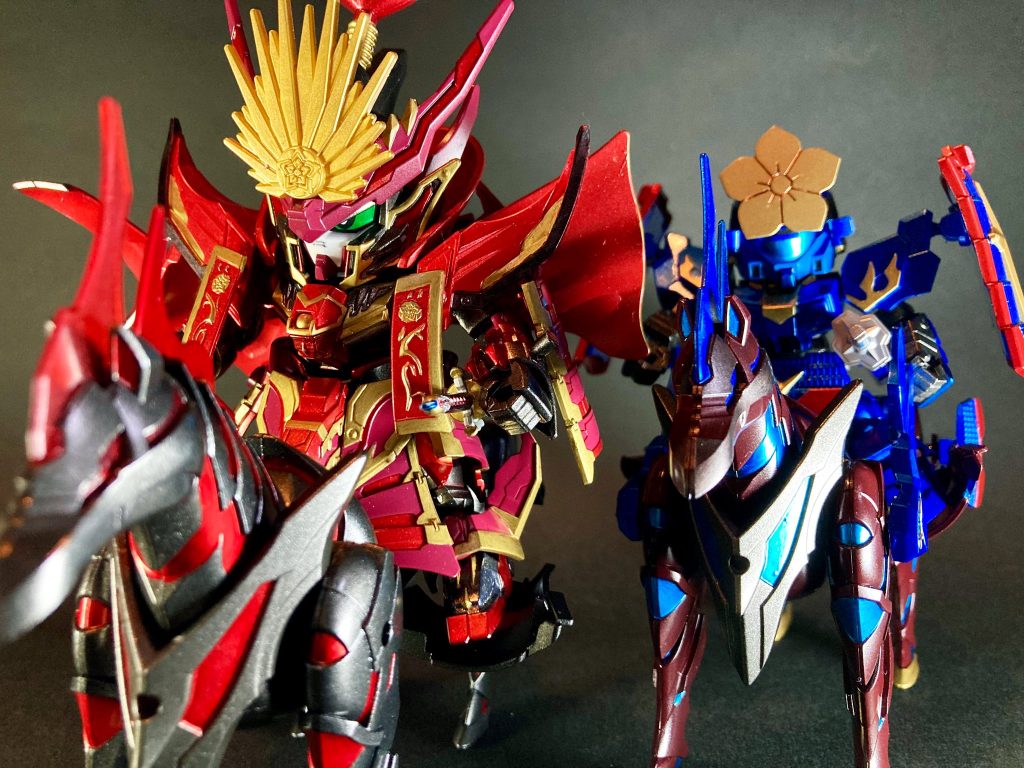 信長ガンダムエピオン麾下の部隊兵指揮官。謹厳実直・真面目一徹、ムシャワールド統一を目指す信長の命令を忠実に遂行する。何事も熟慮に熟慮を重ねる慎重な性格から優柔不断とも揶揄されるが、一方で信長をして「恐ろしく頭の切れる男」と言わしめる通り、智略に優れた名将として確かな実力を誇る。