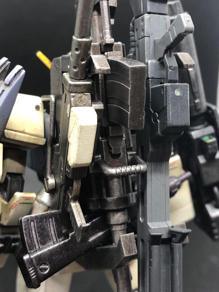 武装は、基地にあるもの手当たり次第持てるだけ持って来たイメージです。