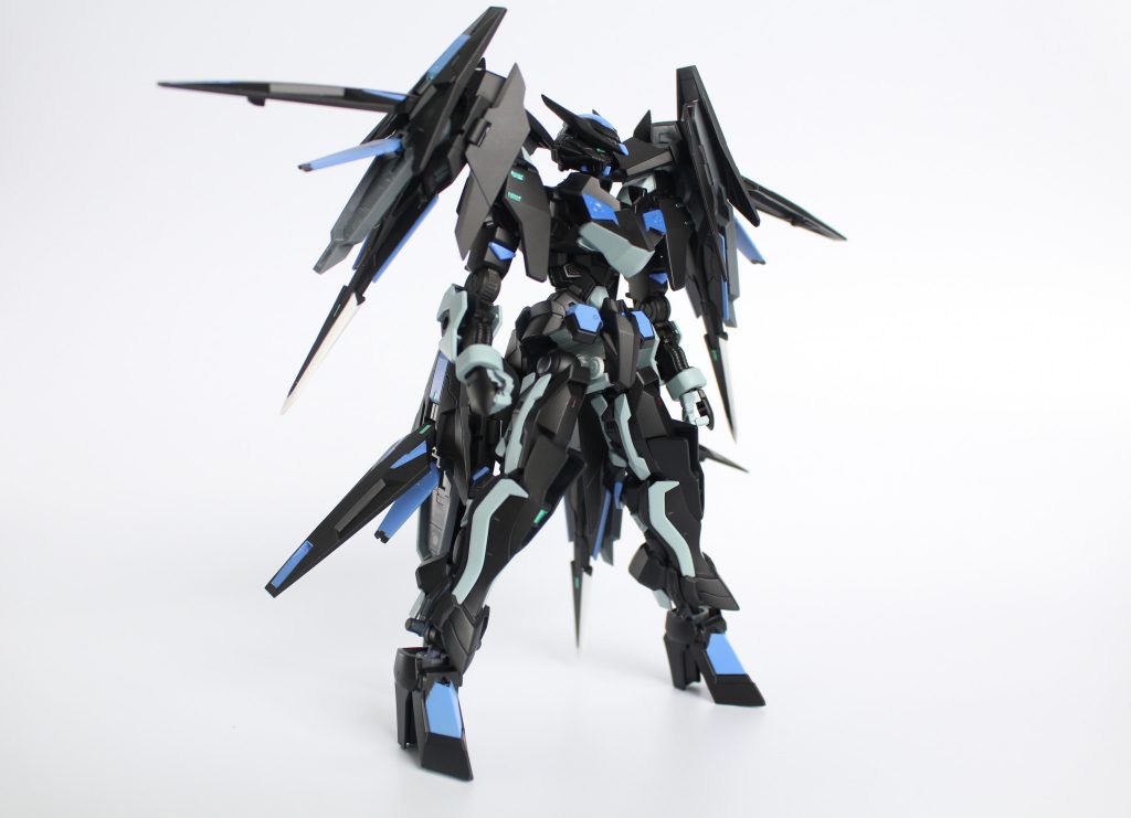 ポージング①から始まるここまでの写真のようにユニットを付け替えることで様々な形態となるというギミックも考えました。