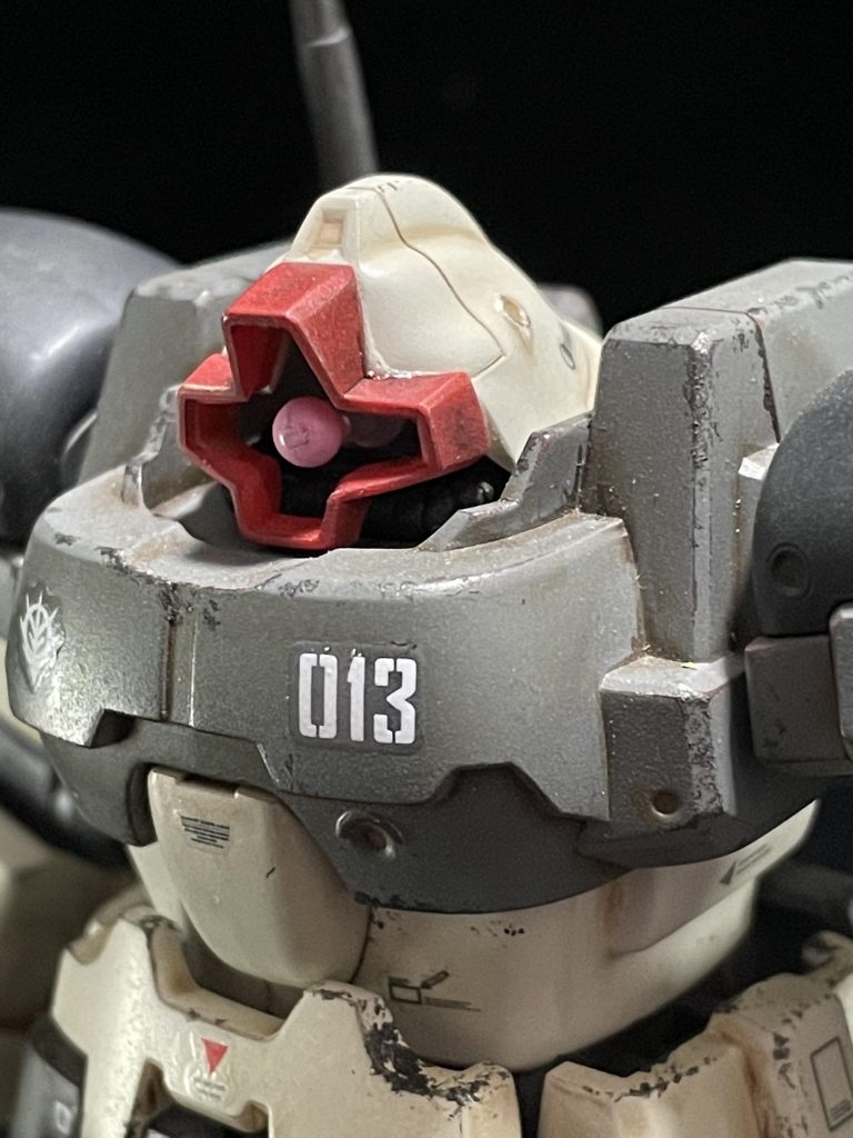 モノアイがシールなのが気にくわなかったのでくり抜いて、丸い関節パーツを取付。ピンクに塗ってモノアイっぽくしてみました。