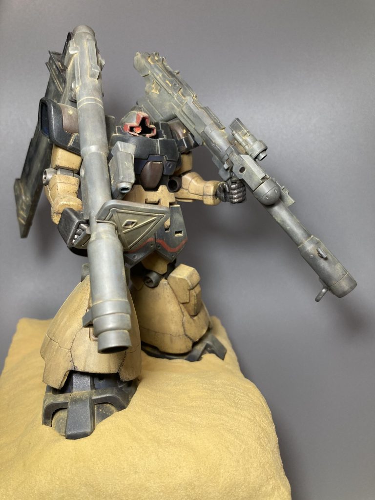 砂漠ジオラマです。並行して作ってた砂漠に立たせて、ウェザリングパステルでドム、砂漠にパステルまぶして砂埃感を出してます。