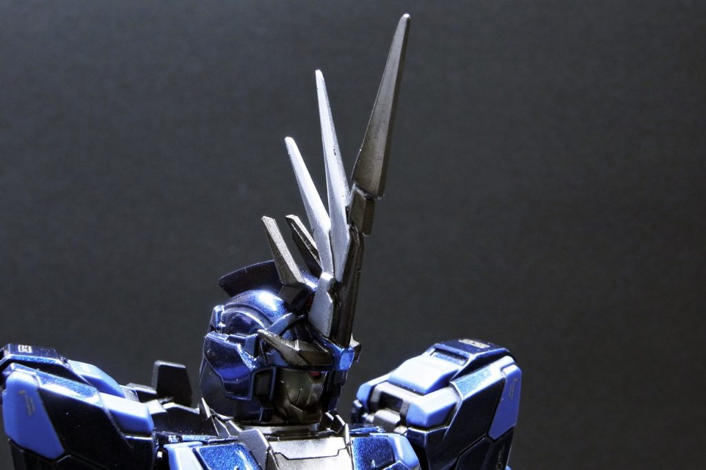 改修したアンテナです。アンテナの一部が一体成形になっていたので、劇中と同じくメインカメラ横に分割して付けてみました😆ついでにプラ板で先端の長さも延長したのでした。