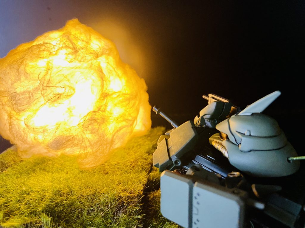 GUNSTAさんには投稿できませんが、最近マクロスのアタックトマホークも作り、爆煙表現にチャレンジしました！一個あると便利やな、爆発！