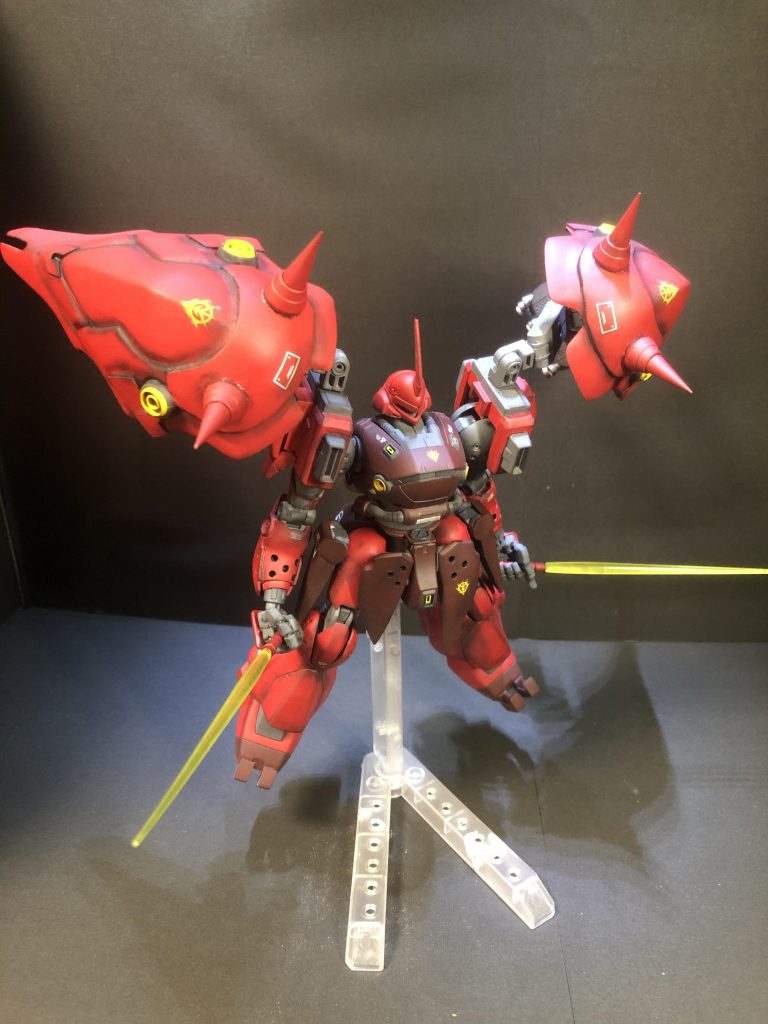 アクションポーズ。元々ケンプファーに付いていた豊富な手持ち武器はほぼ削除。この辺りはキュベレイやクシャトリヤに倣いました。