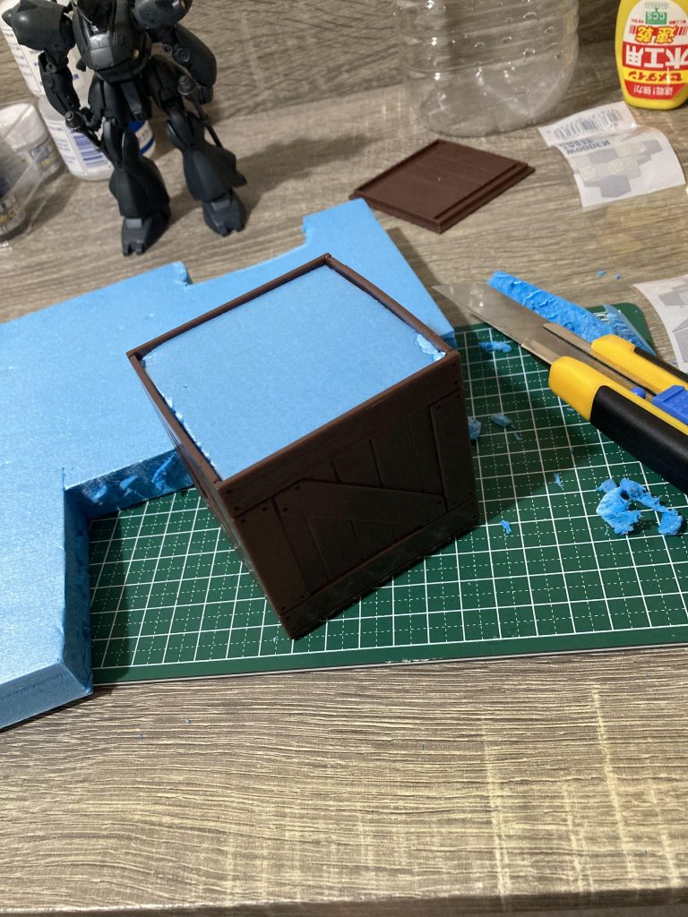 【土台制作工程】百均の木箱にスタイロフォームをカットして取り付ける。