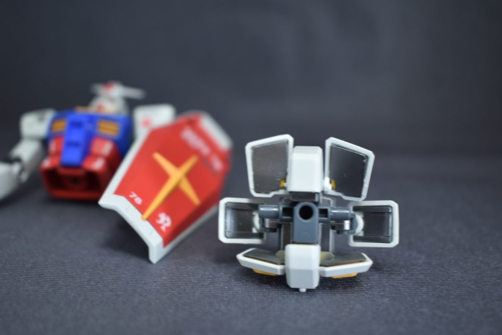 下半身のアーマーの裏面はハメ込み穴などが見えるのでプラ板を貼り、裏打ちしています。そこまで目立たない箇所なので簡素な感じで誤魔化しています(笑)