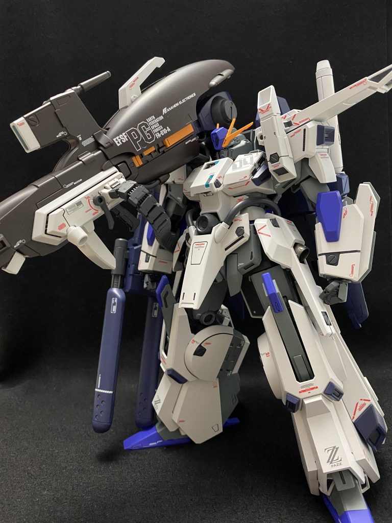 さぁいよいよ追加装甲とりつけ!で、でかい…w白塗装は、ガイアのニュートラルグレーⅠを使ってます。パーツがデカくて塗装ムラが出来て大変でした…。大きめの溝やマルイチモールドはエナメルのジャーマングレーで大雑把に塗った後、ジッポーオイルで整えました。