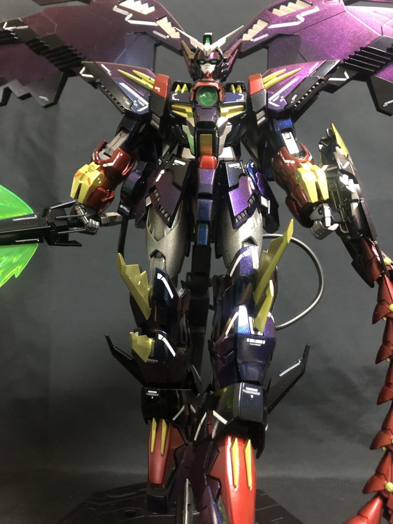 舞い降りるエピオンエピオンの威圧感がすごいです。格闘機ですが、ゼロシステムで相手を凌駕する設定はとても好きです。