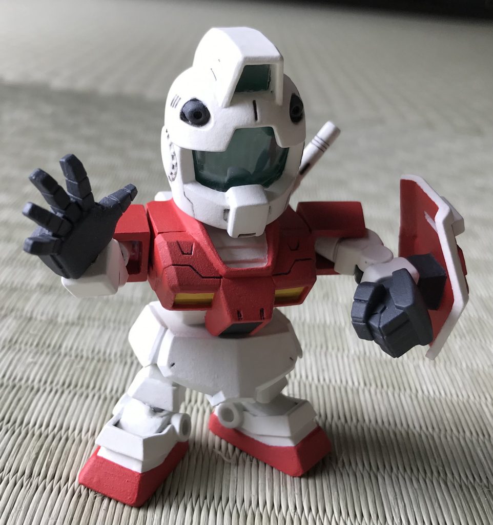 右手はパーに付け替え可能。