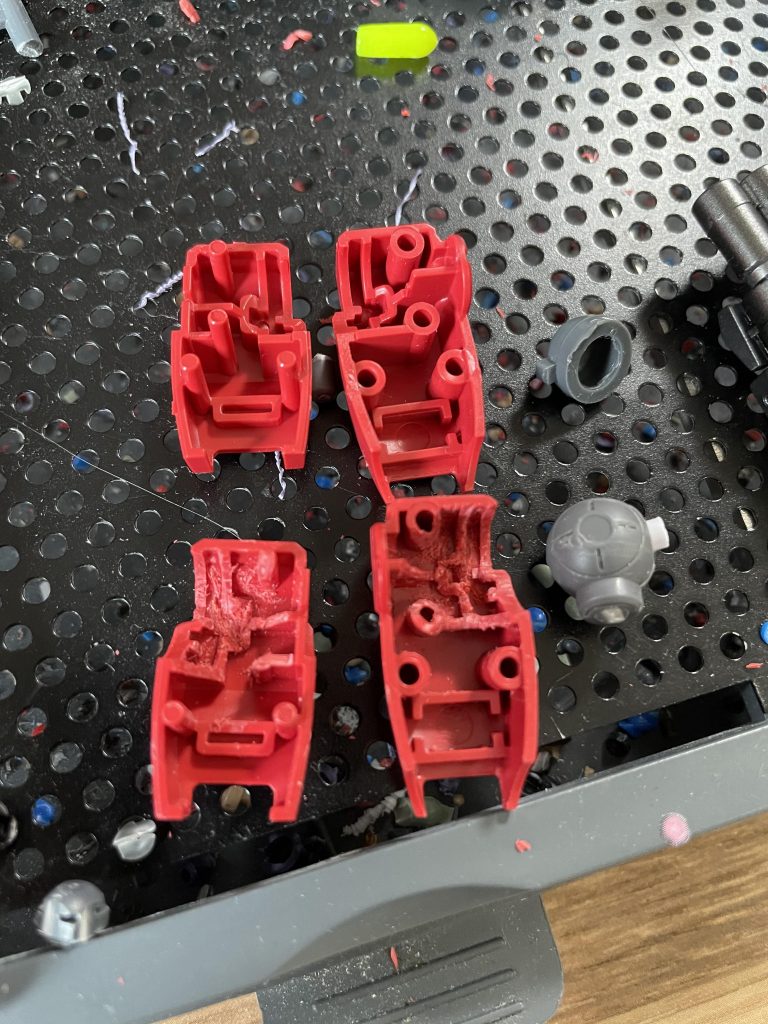 HGガンダム(オリジン)の軸関節を埋め込む形で無理矢理拡張したので、少し不安定になってしまってますが…超重量のバックパックを考慮するべきでした。一応接着剤膜で補強したのでポージング・撮影できる程度の強度はあります。