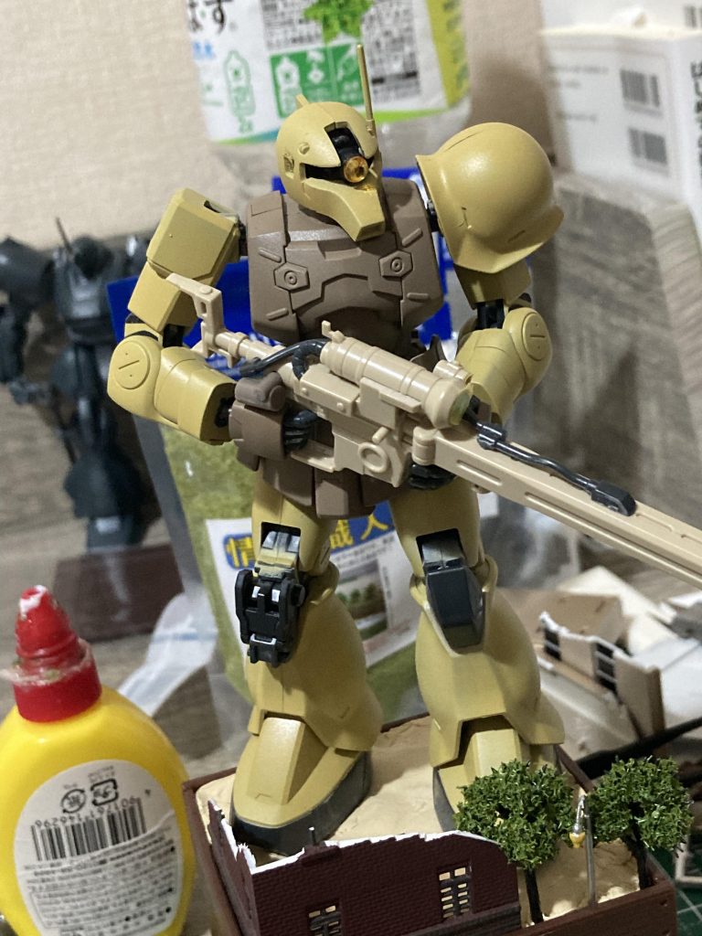 【ザクスナイパー制作工程】　・ダークイエロー60% ホワイト40%（本体）ダークイエロー30% ホワイト40% マホガニー30%※スナイパーライフルはサンディブラウン50% ホワイト50%で塗装予定です。　・モノアイには百均のスワロフスキーを使用  