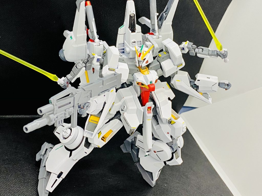 可変機能を度外視したので可動域は良好。大推力でブンブン飛び回りながら機動戦を繰り広げるイメージです。