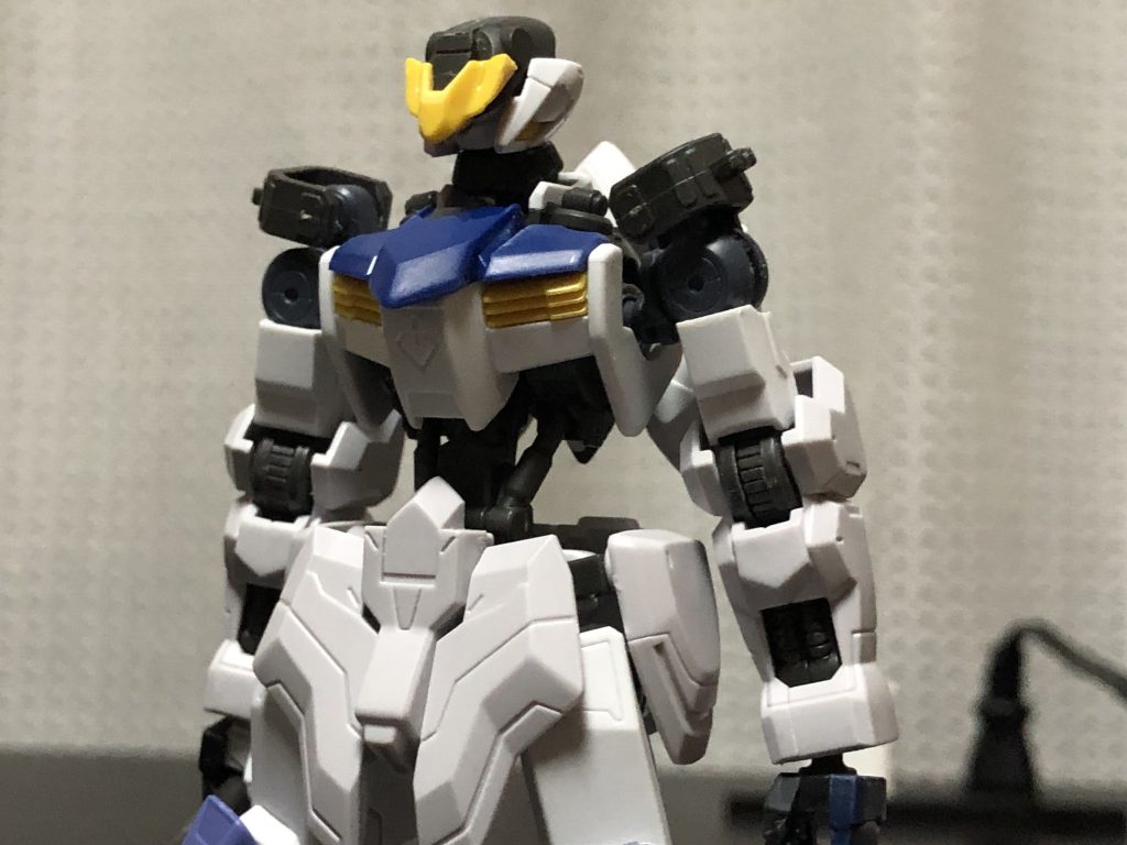 軽装甲バージョンの頭部は、重装甲版で使っているジャハナムの頭と見比べてギリ入るかなって程度まで削りました。