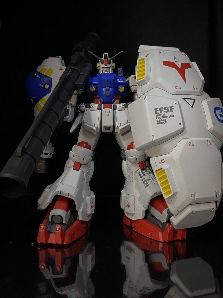 正面。バランス修正は腰の赤い部分を幅増し&短縮、太ももの幅増し&足の付け根を上にずらして短足化。上腕を幅増し。あとシールドがまともに持てないのが本キットのダメなところ。キットの握り拳に穴開けて完全に固定してます。