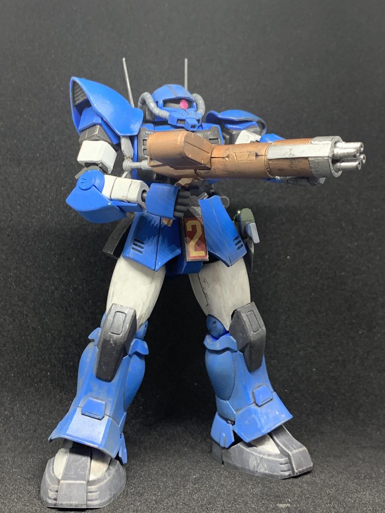 専用ブルパップマシンガン。かなり不思議な形をしているのでよくアレンジされる。設定寄りに改造。